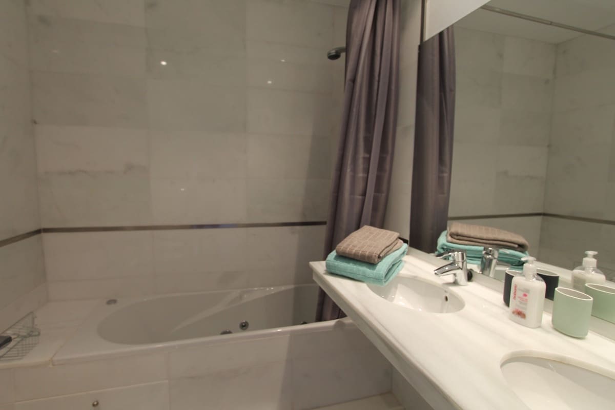 Apartamento de 2 habitaciones en Bahia de Casares en alquiler con piscina garaje - 1.350 € (Ref: 10179668)