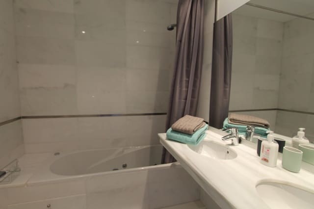 Apartamento de 2 habitaciones en Bahia de Casares, Casares en alquiler con piscina garaje - 1.350 € (Ref: 10179668)