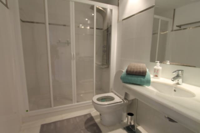 Apartamento de 2 habitaciones en Bahia de Casares, Casares en alquiler con piscina garaje - 1.350 € (Ref: 10179668)
