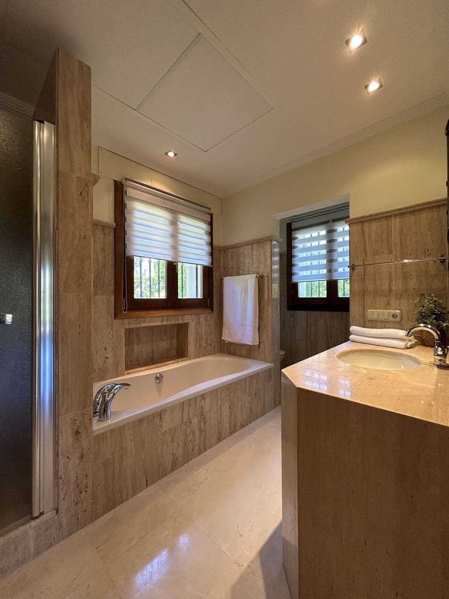 5 quarto Moradia para arrendar em Marbella com piscina garagem - 9 500 € (Ref: 9891178)