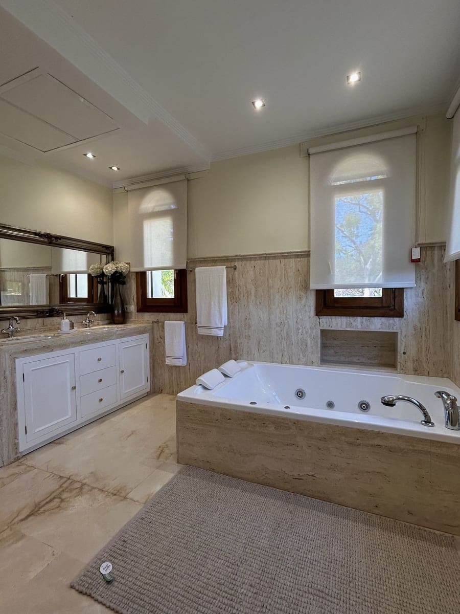 5 quarto Moradia para arrendar em Marbella com piscina garagem - 9 500 € (Ref: 9891178)