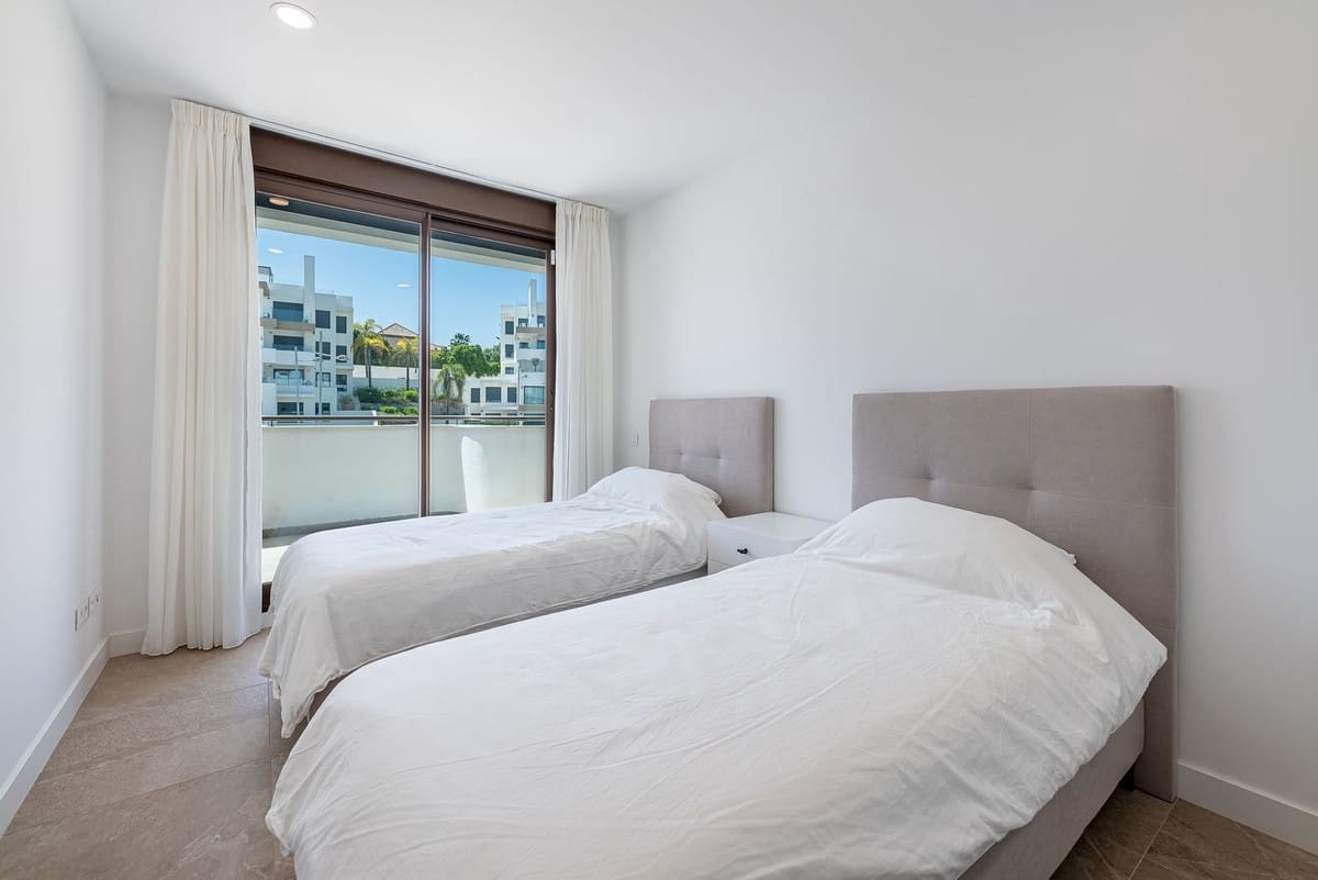 3 chambre Appartement à vendre à Estepona avec piscine garage - 659 000 € (Ref: 9891180)