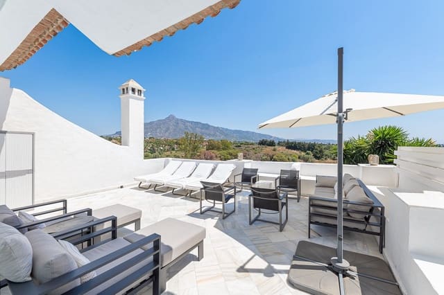3 makuuhuone Omakotitalo myytävänä paikassa Nueva Andalucia, Marbella mukana uima-altaan 
autotalli - 847 000 € (Ref: 9891181)