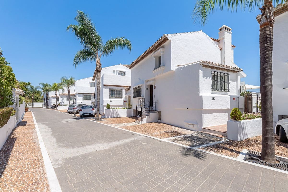 3 bedroom Townhouse for sale in Nueva Andalucia with pool garage - € 847,000 (Ref: 9891181)