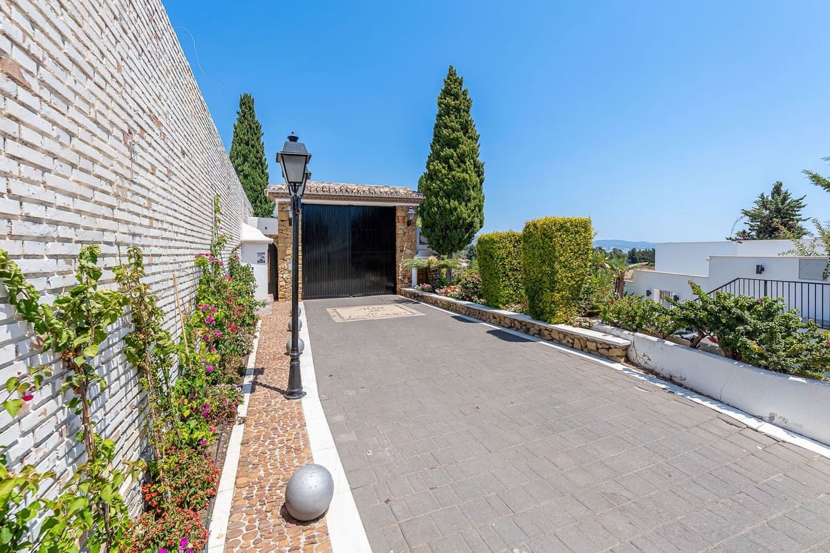 3 bedroom Townhouse for sale in Nueva Andalucia with pool garage - € 847,000 (Ref: 9891181)