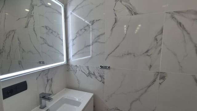 4 soveværelse Byhus til salg i La Reserva, Marbella - € 675.000 (Ref: 9891186)