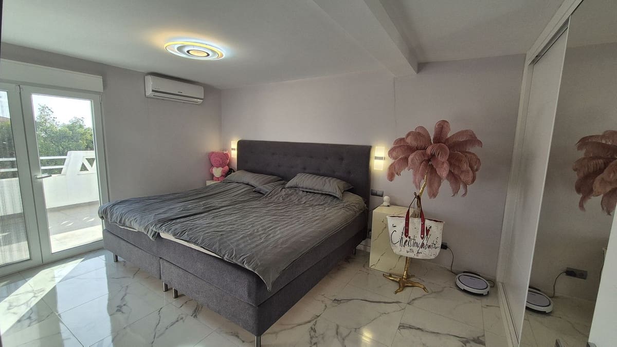 4 sypialnia Dom na sprzedaż w La Reserva z basenem garażem - 675 000 € (Ref: 9891186)