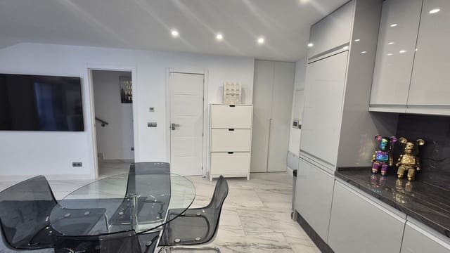 4 soveværelse Byhus til salg i La Reserva, Marbella - € 675.000 (Ref: 9891186)
