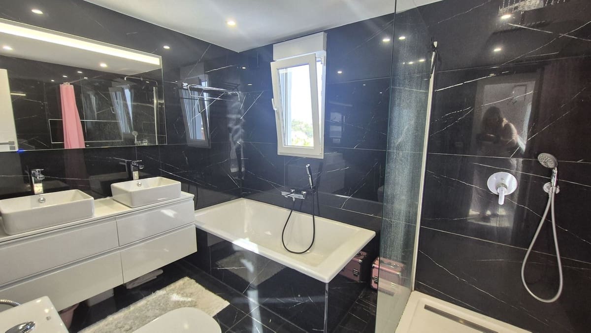 4 sypialnia Dom na sprzedaż w La Reserva z basenem garażem - 675 000 € (Ref: 9891186)