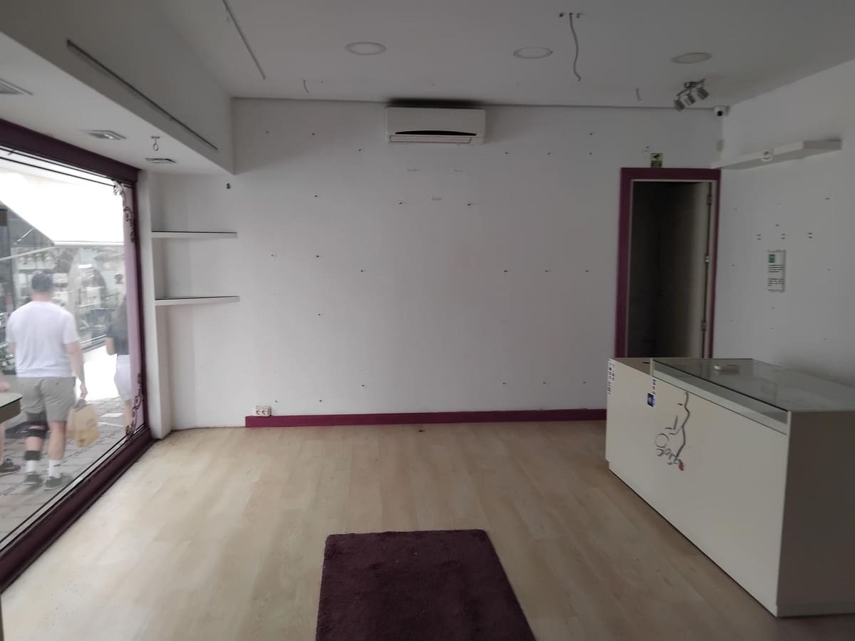 6 bedroom Commercial for sale in Marbella - € 2,100,000 (Ref: 9891189)