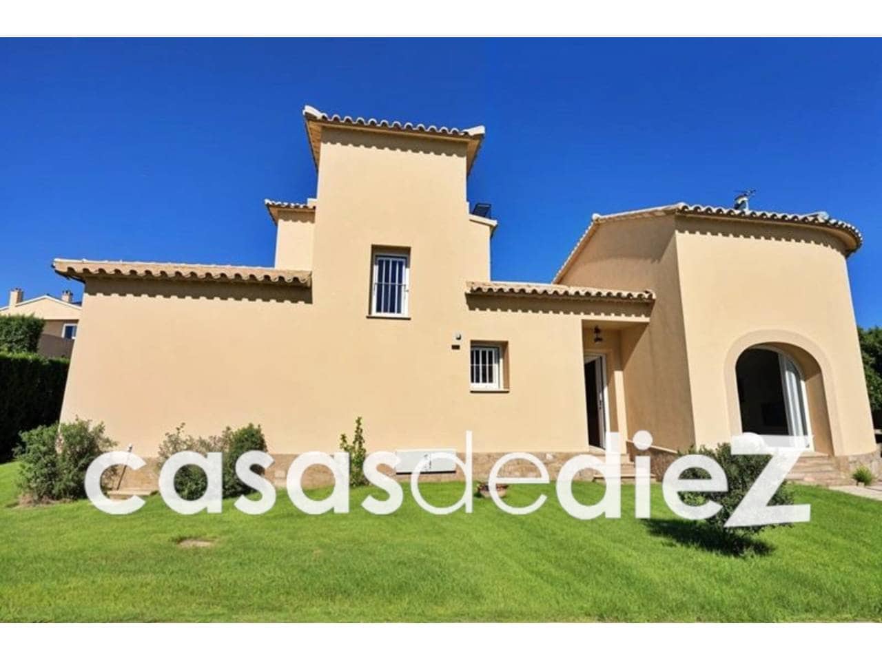 3 bedroom Villa for sale in Oliva Nova with pool garage - € 595,000 (Ref: 9425857)