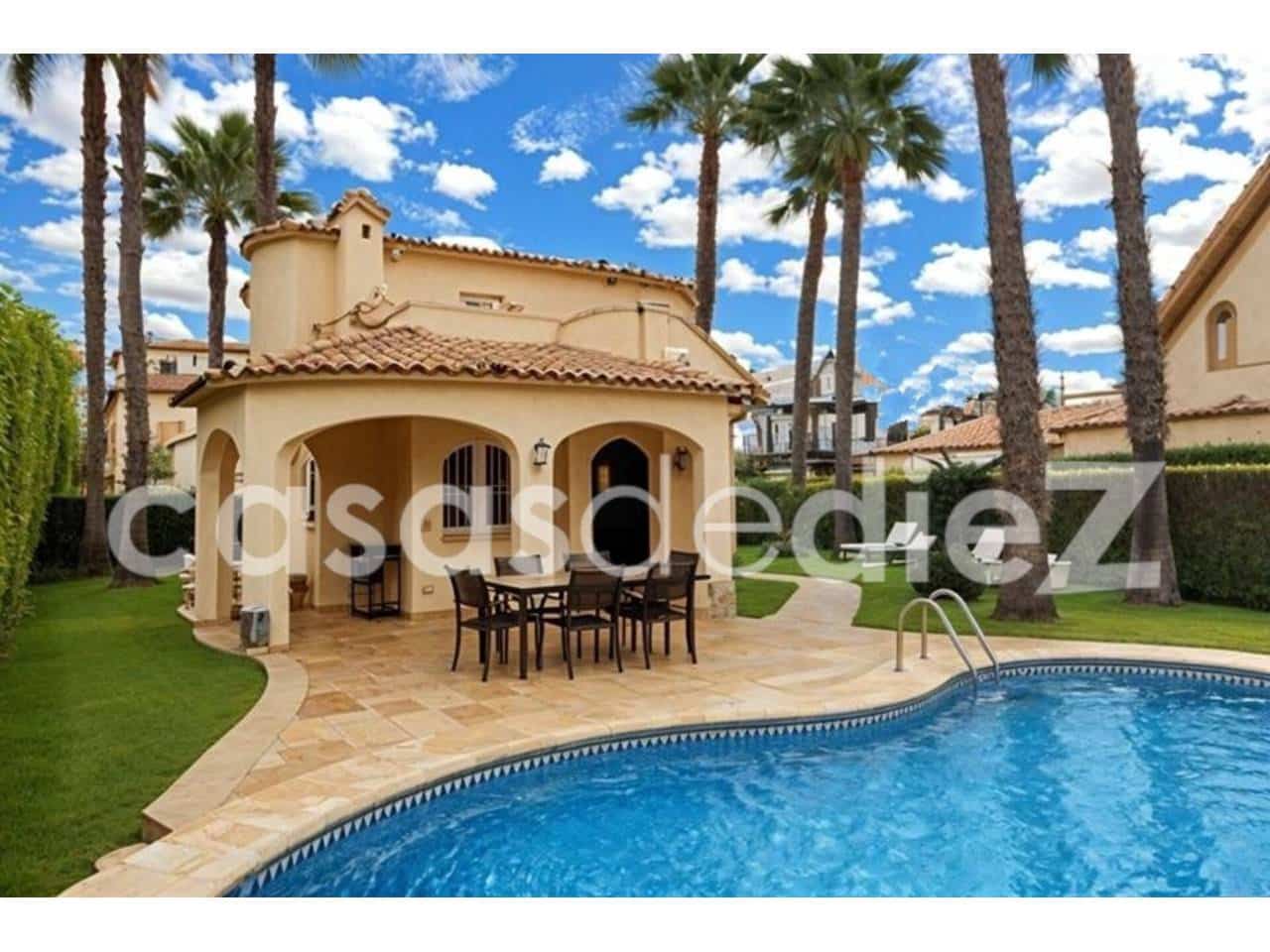 3 bedroom Villa for sale in Oliva Nova with pool garage - € 549,900 (Ref: 9425868)