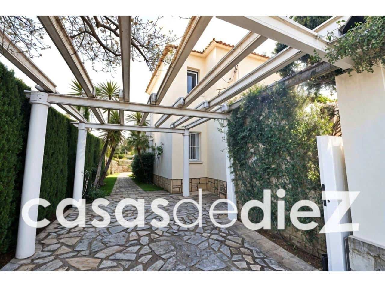 3 bedroom Villa for sale in Oliva Nova with pool garage - € 485,000 (Ref: 9425869)