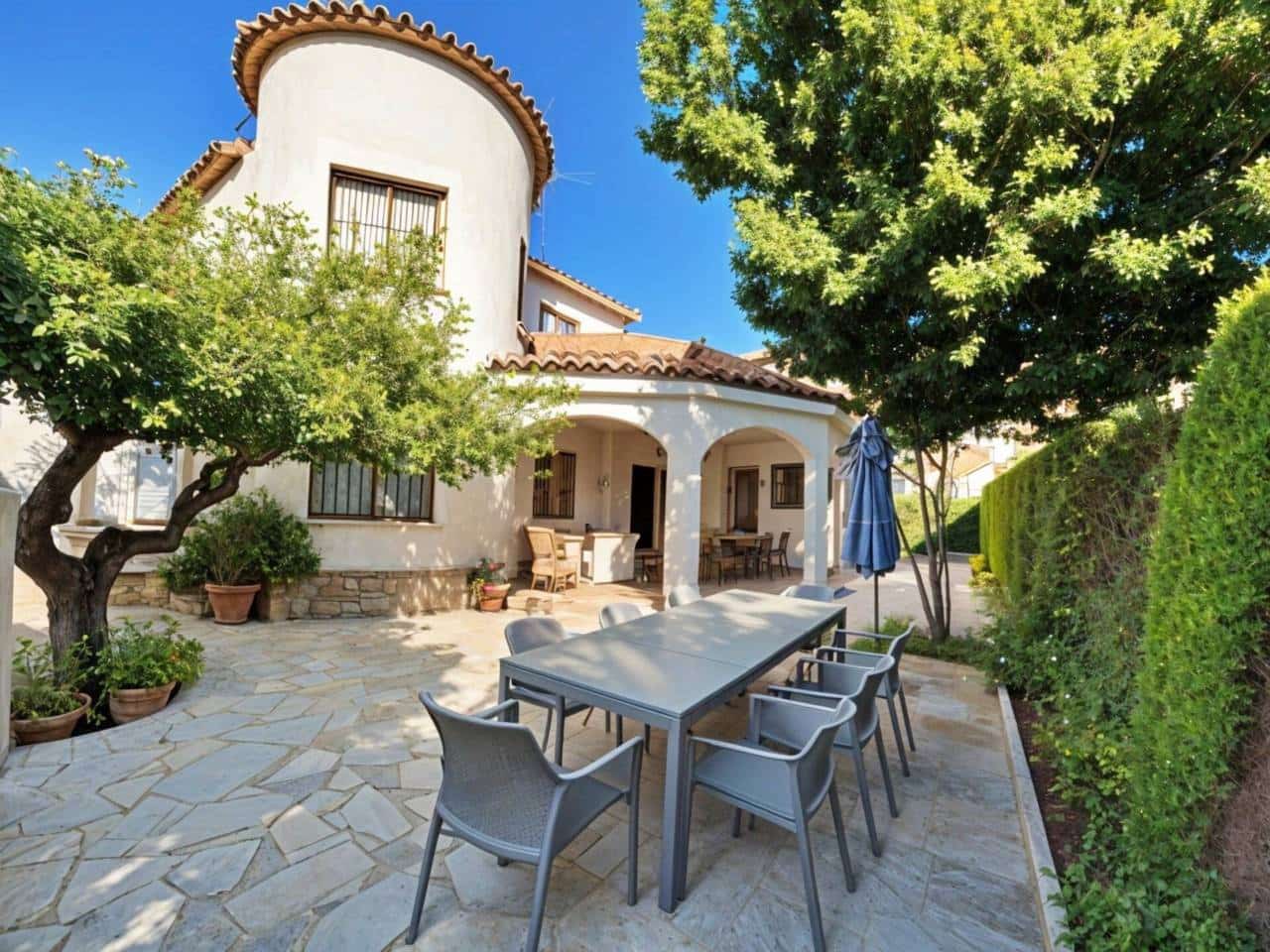 4 bedroom Villa for sale in Oliva Nova with pool garage - € 868,000 (Ref: 9425870)