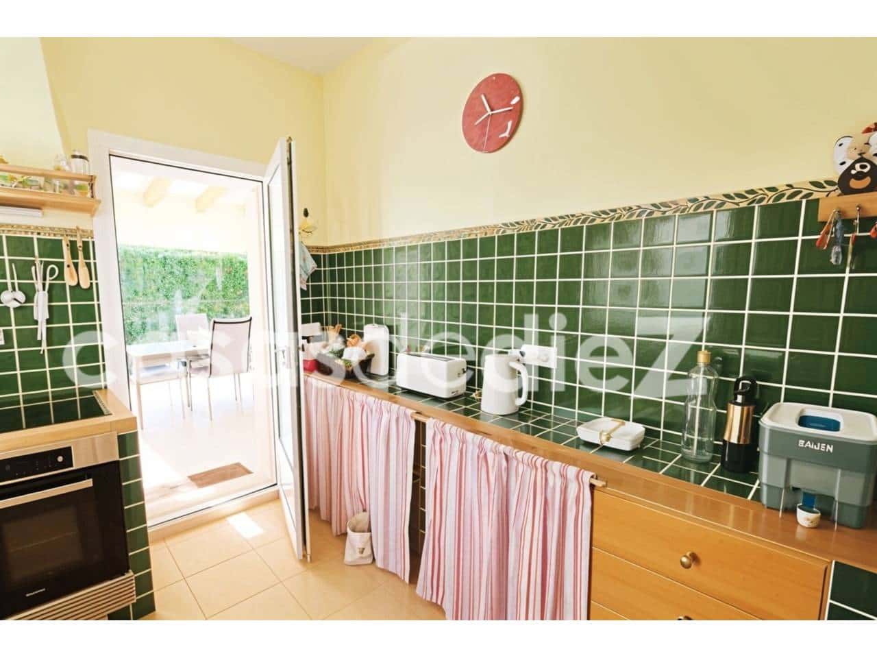 4 bedroom Villa for sale in Oliva Nova with pool garage - € 825,000 (Ref: 9425871)