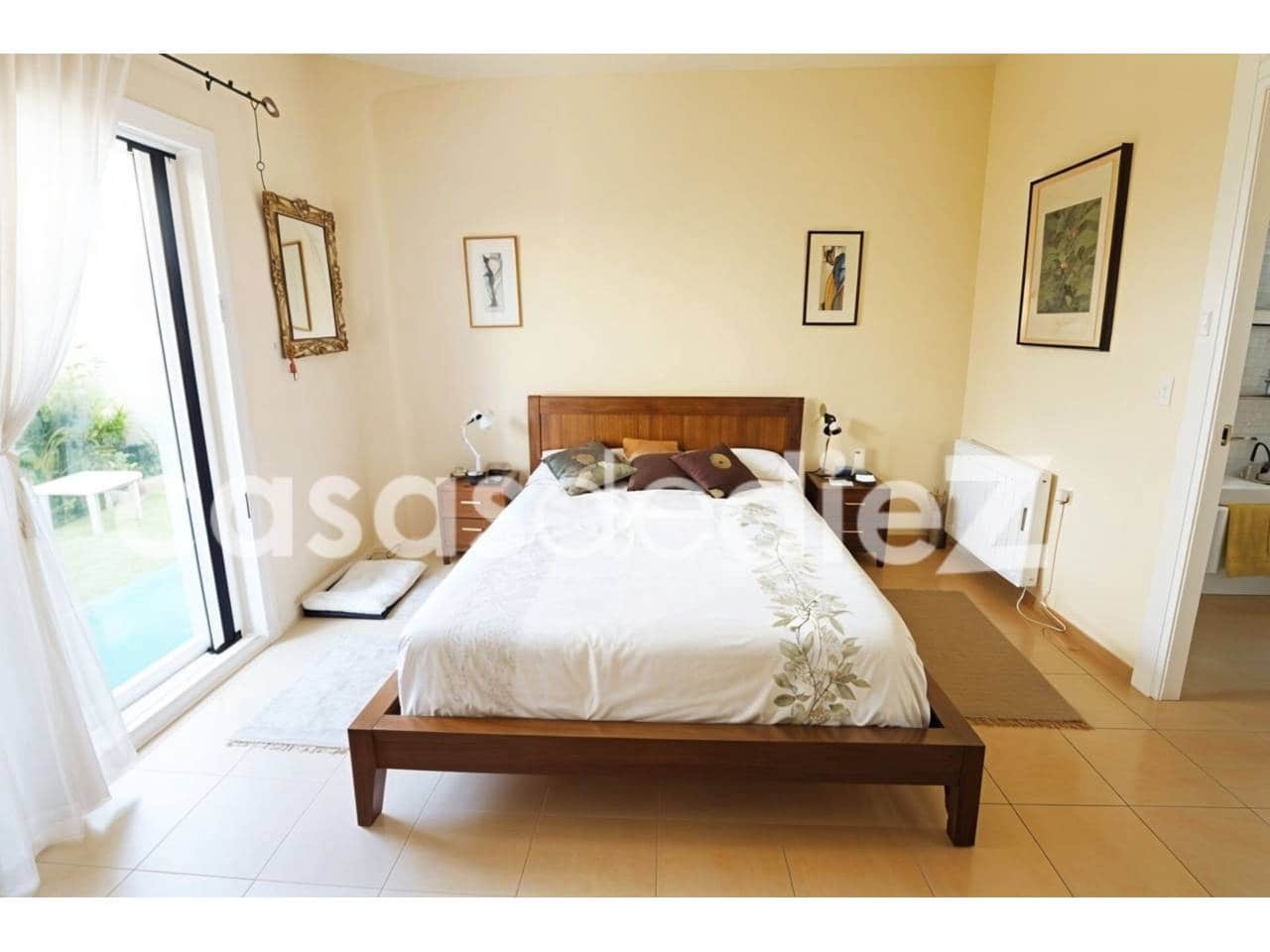 4 bedroom Villa for sale in Oliva Nova with pool garage - € 825,000 (Ref: 9425871)