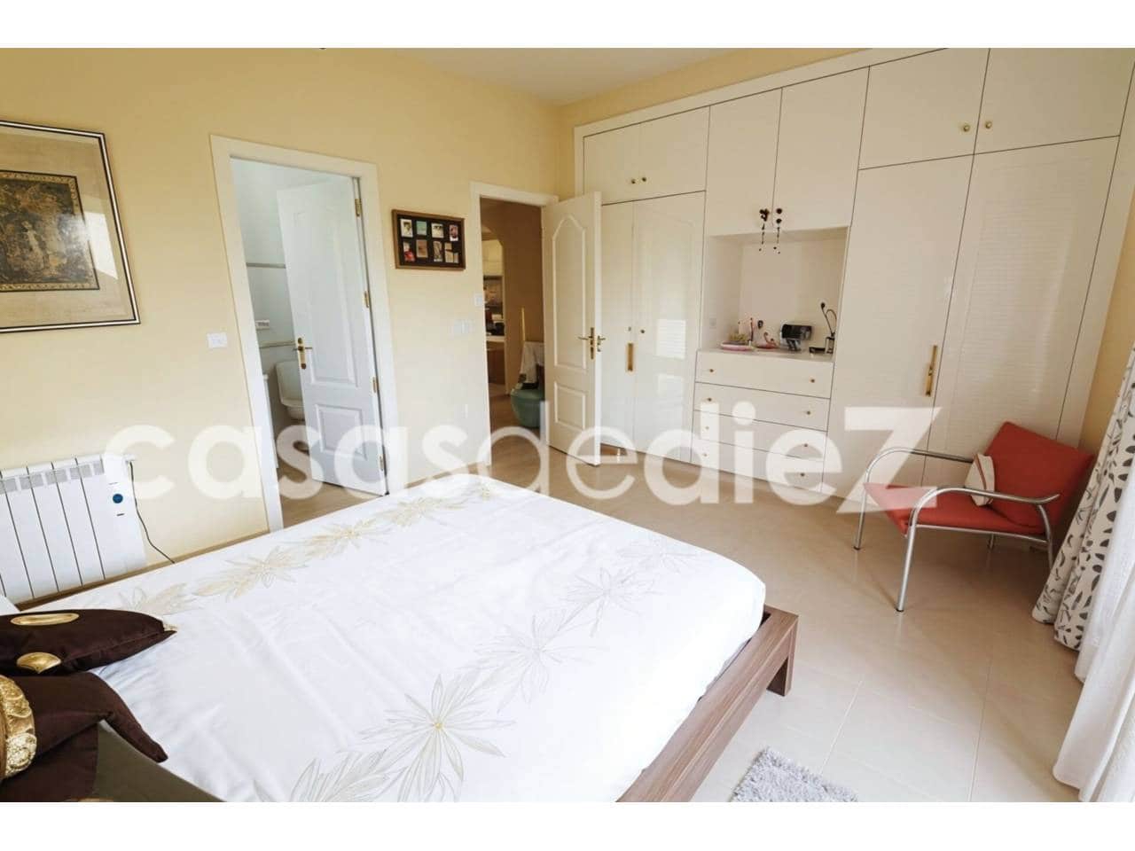 4 bedroom Villa for sale in Oliva Nova with pool garage - € 825,000 (Ref: 9425871)