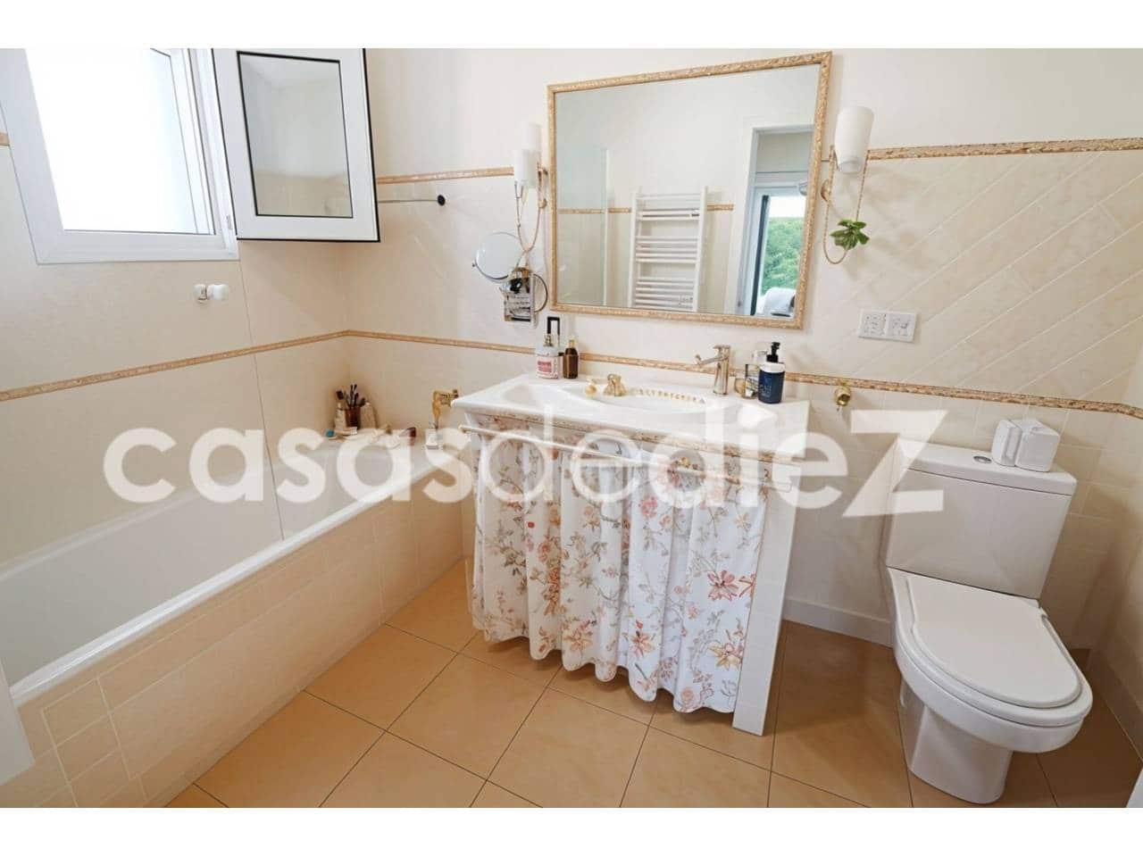 4 bedroom Villa for sale in Oliva Nova with pool garage - € 825,000 (Ref: 9425871)