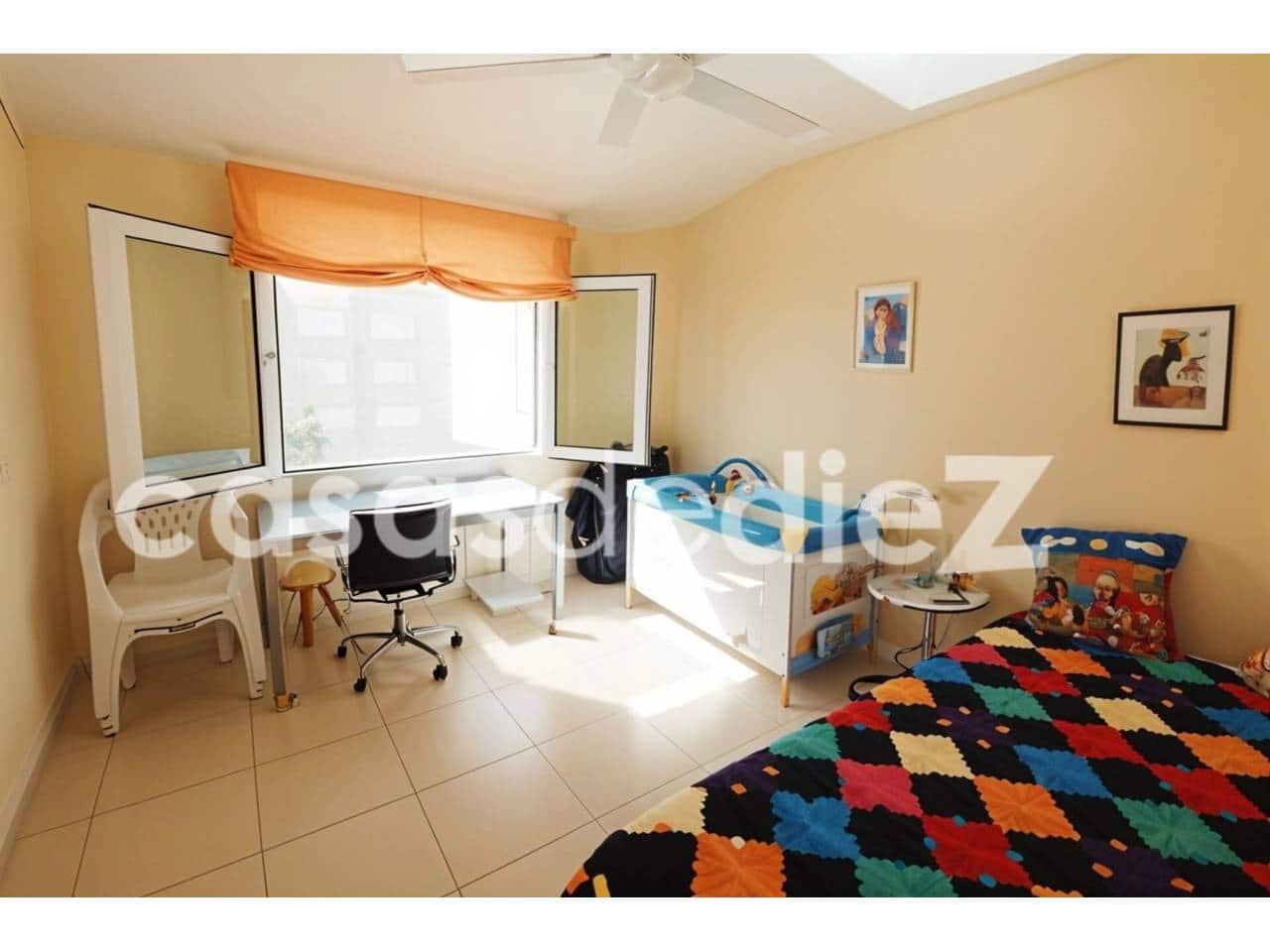 4 bedroom Villa for sale in Oliva Nova with pool garage - € 825,000 (Ref: 9425871)