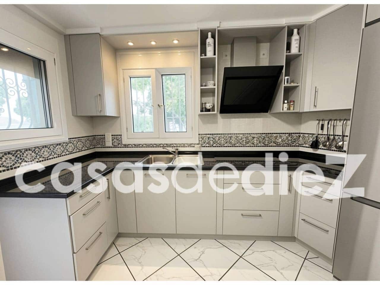 4 soverom Villa til salgs i Oliva Nova med svømmebasseng garasje - € 939 000 (Ref: 9425872)