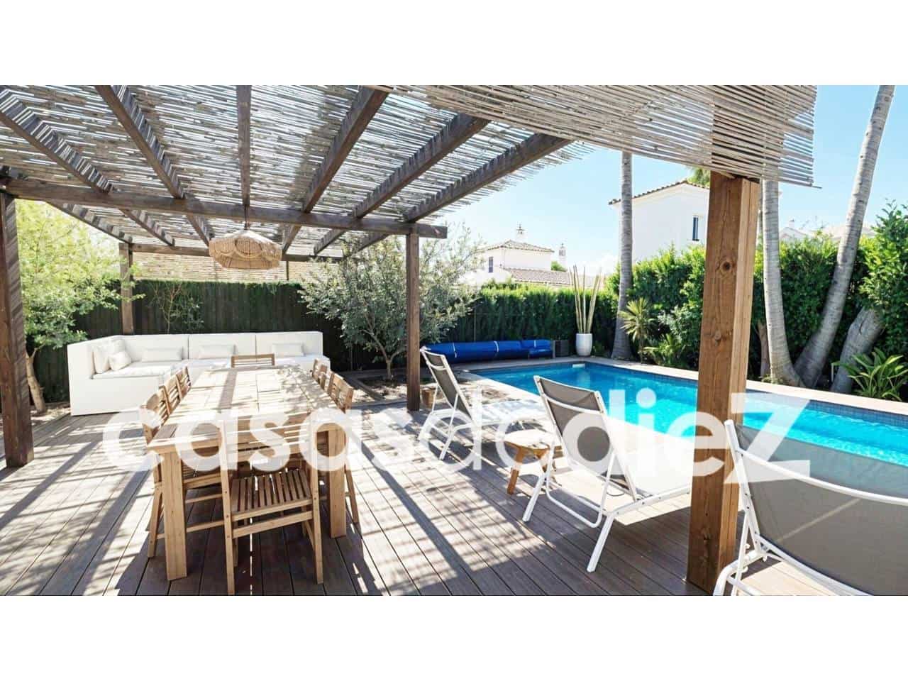 4 bedroom Villa for sale in Oliva Nova with pool garage - € 599,500 (Ref: 9425873)