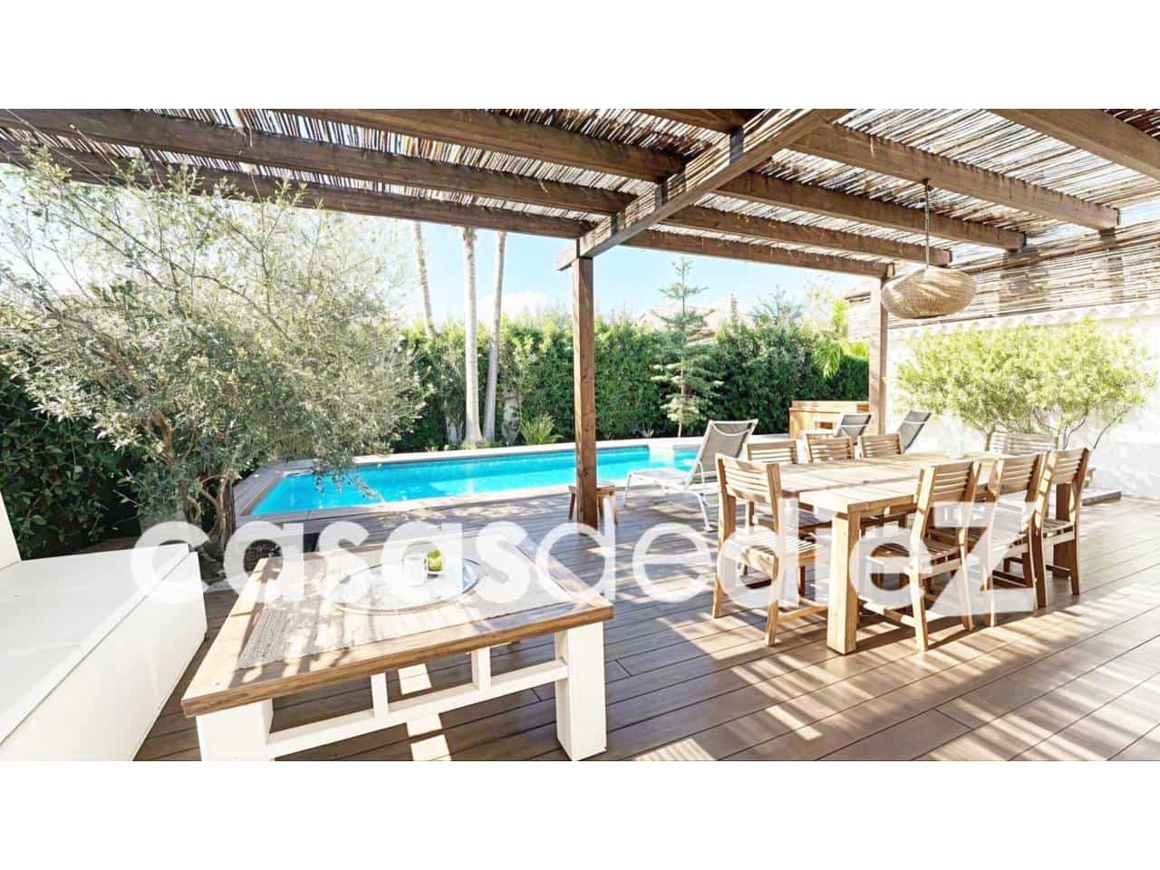 4 bedroom Villa for sale in Oliva Nova with pool garage - € 599,500 (Ref: 9425873)