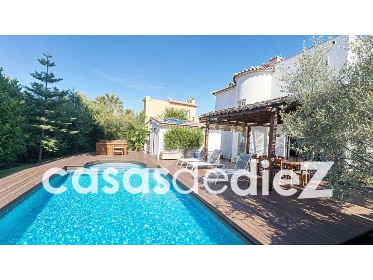 4 bedroom Villa for sale in Oliva Nova with pool garage - € 599,500 (Ref: 9425873)