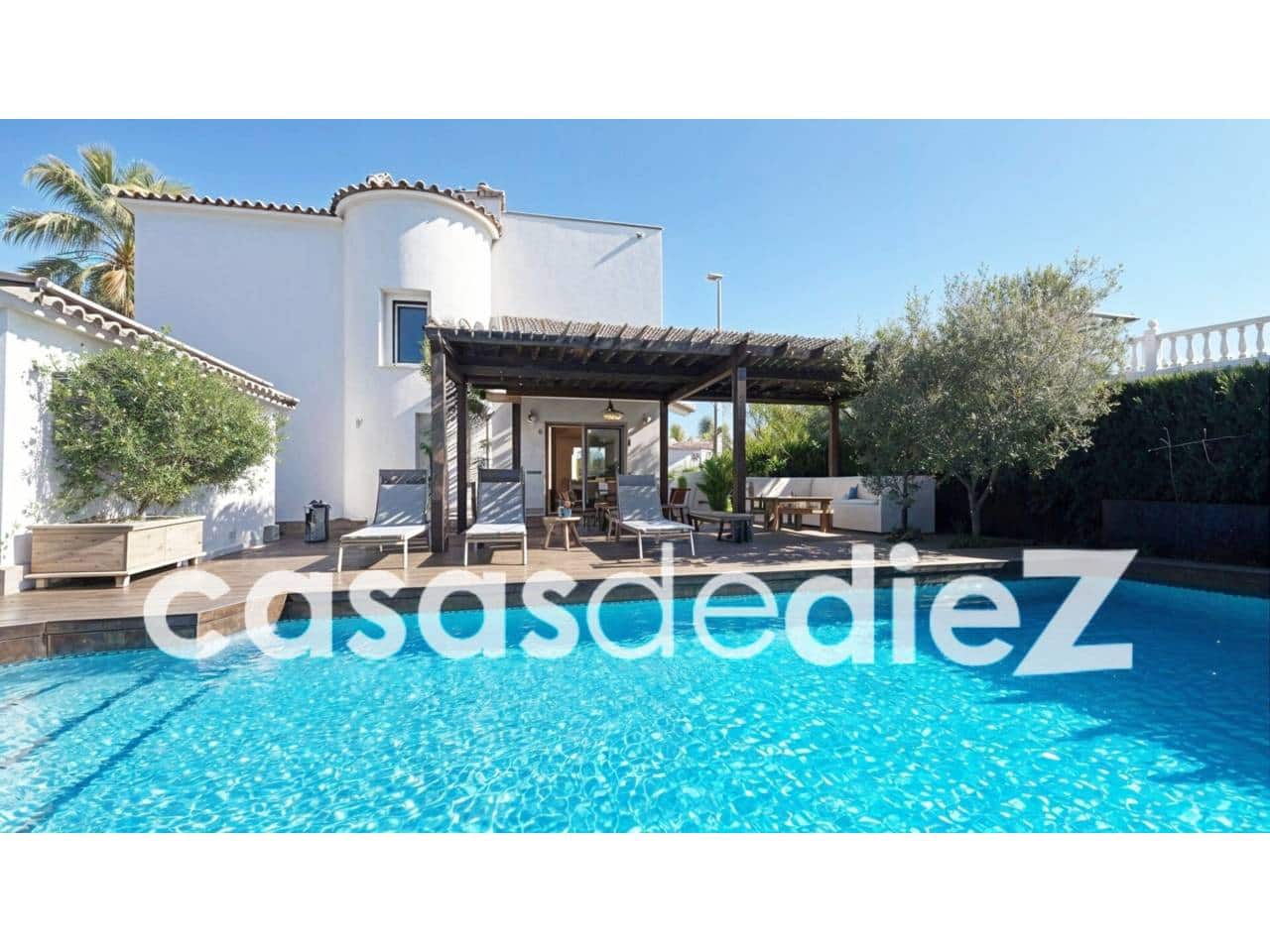 4 bedroom Villa for sale in Oliva Nova with pool garage - € 599,500 (Ref: 9425873)
