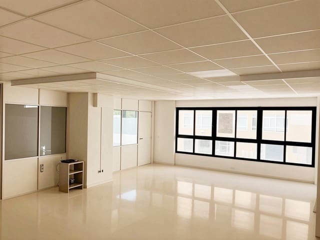 Local Commercial à louer à Oliva - 525 € (Ref: 9470227)