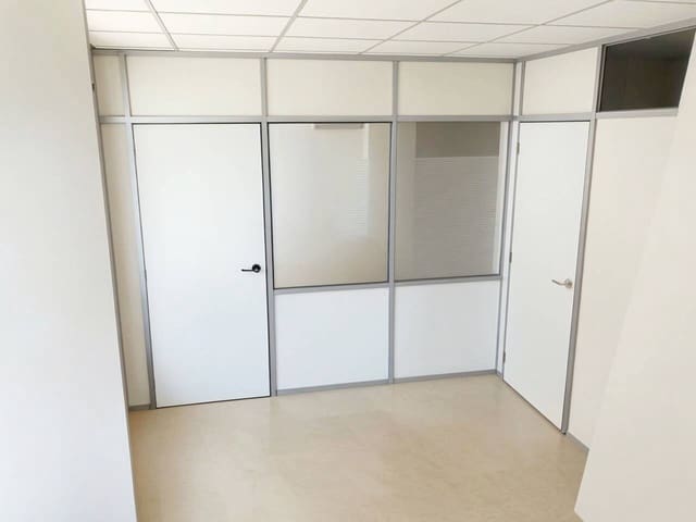 Local Commercial à louer à Oliva - 525 € (Ref: 9470227)