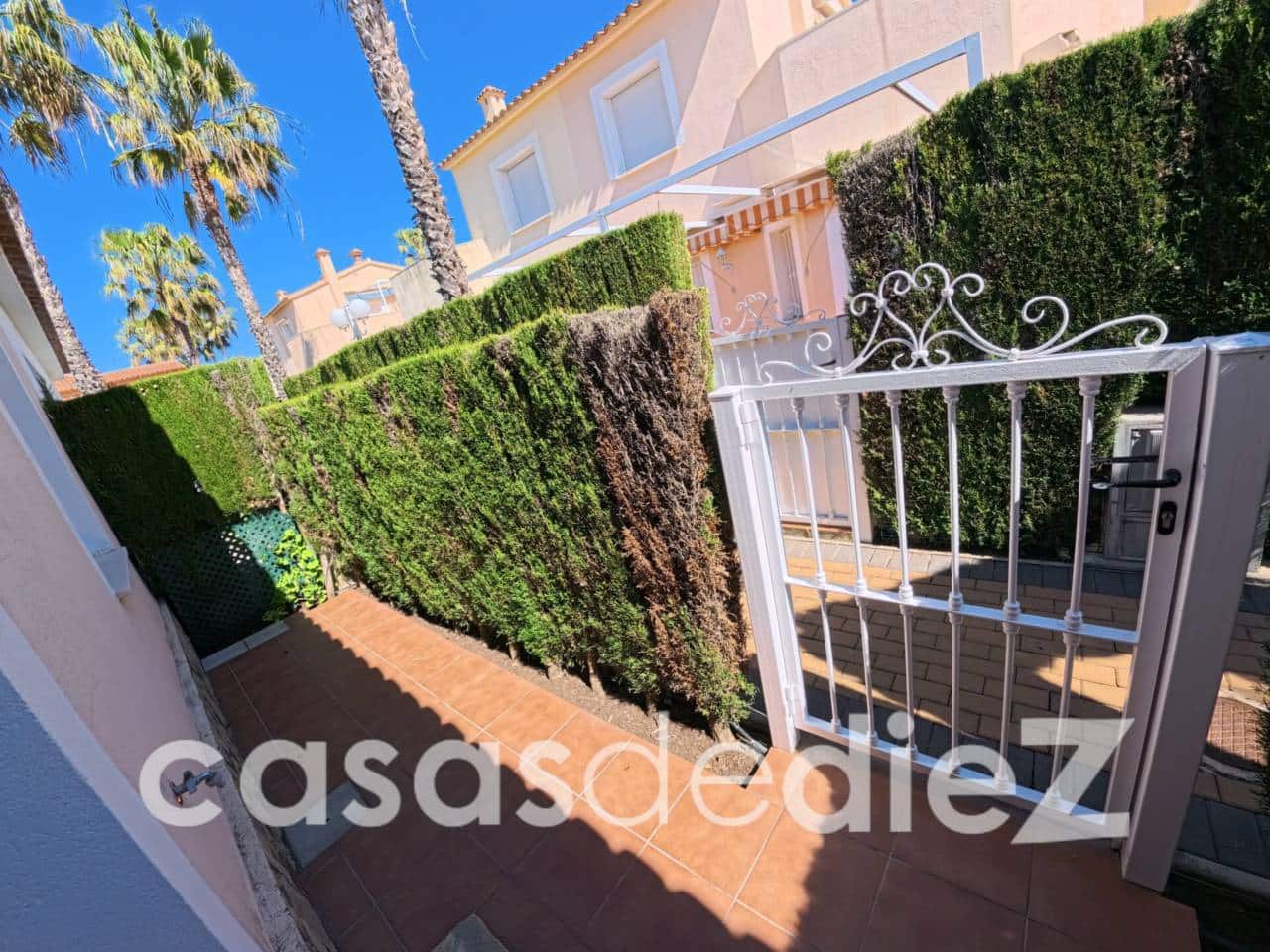 2 sovrum Radhus till salu i Oliva Nova med pool - 228 500 € (Ref: 9689914)