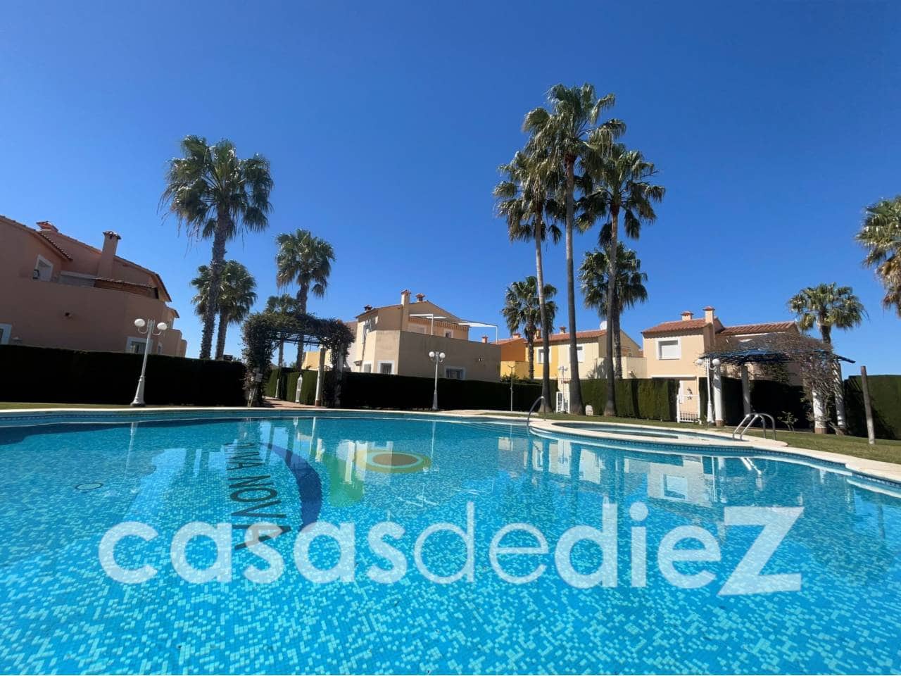 2 sovrum Radhus till salu i Oliva Nova med pool - 228 500 € (Ref: 9689914)