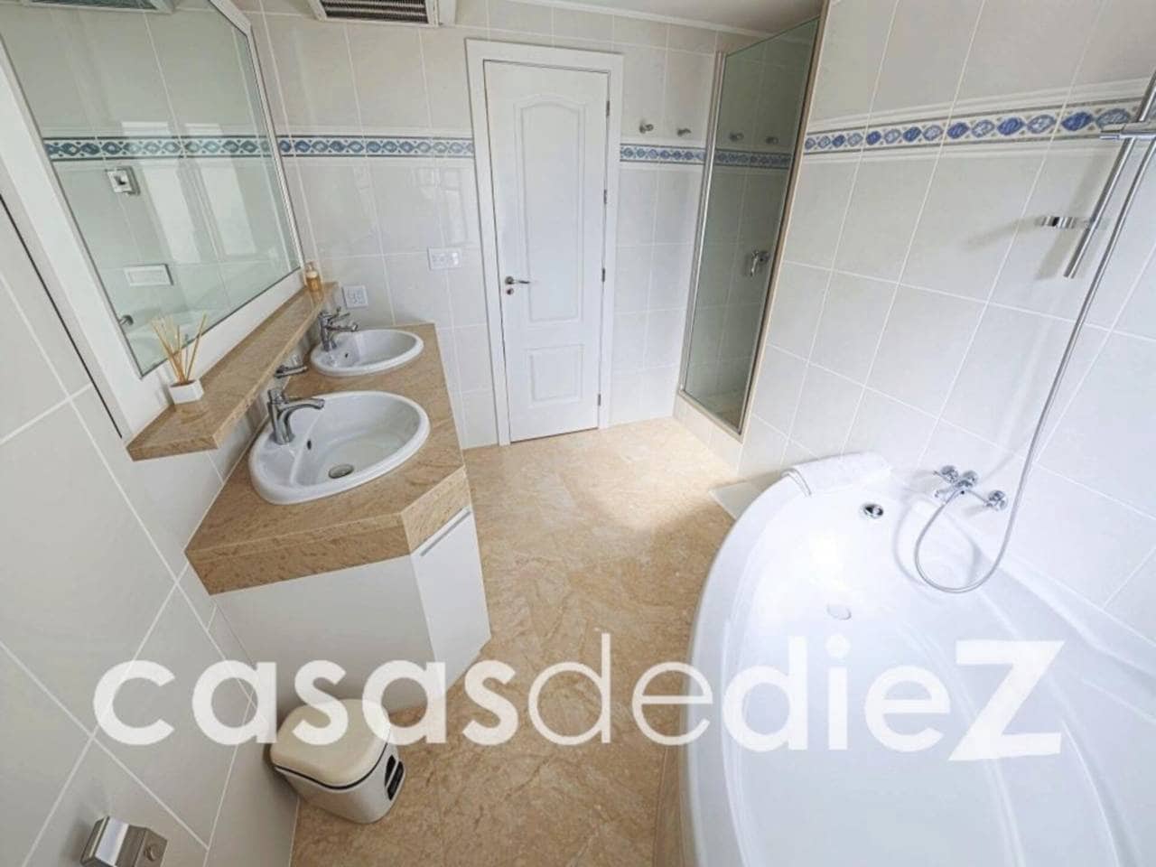 Chalet de 3 habitaciones en Oliva Nova en venta con piscina - 640.000 € (Ref: 9714367)