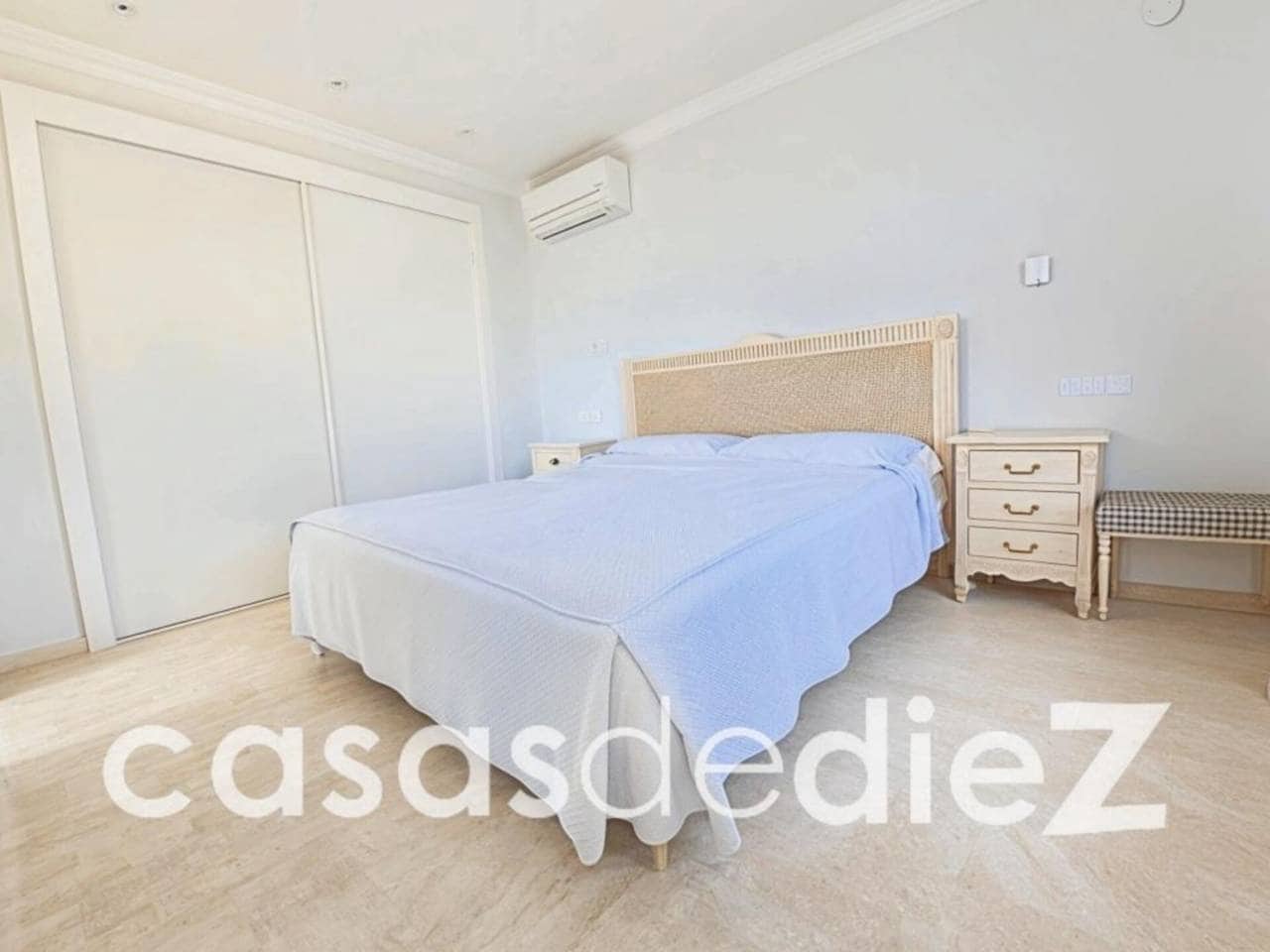 Chalet de 3 habitaciones en Oliva Nova en venta con piscina - 640.000 € (Ref: 9714367)