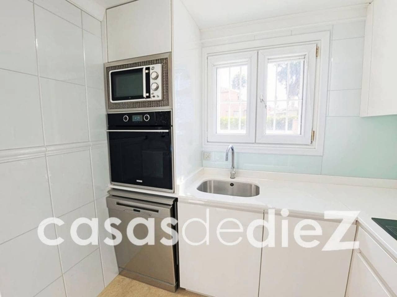 Chalet de 3 habitaciones en Oliva Nova en venta con piscina - 640.000 € (Ref: 9714367)