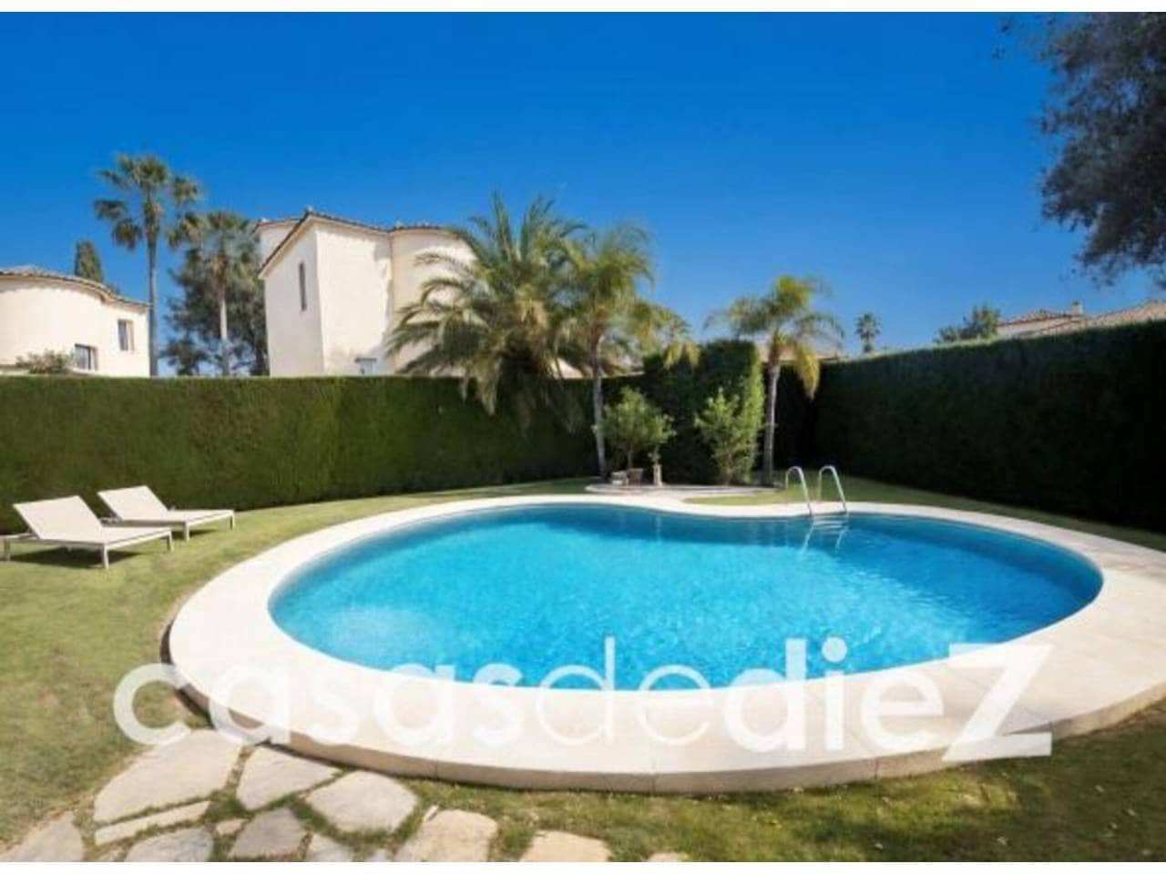 Chalet de 3 habitaciones en Oliva Nova en venta con piscina - 640.000 € (Ref: 9714367)