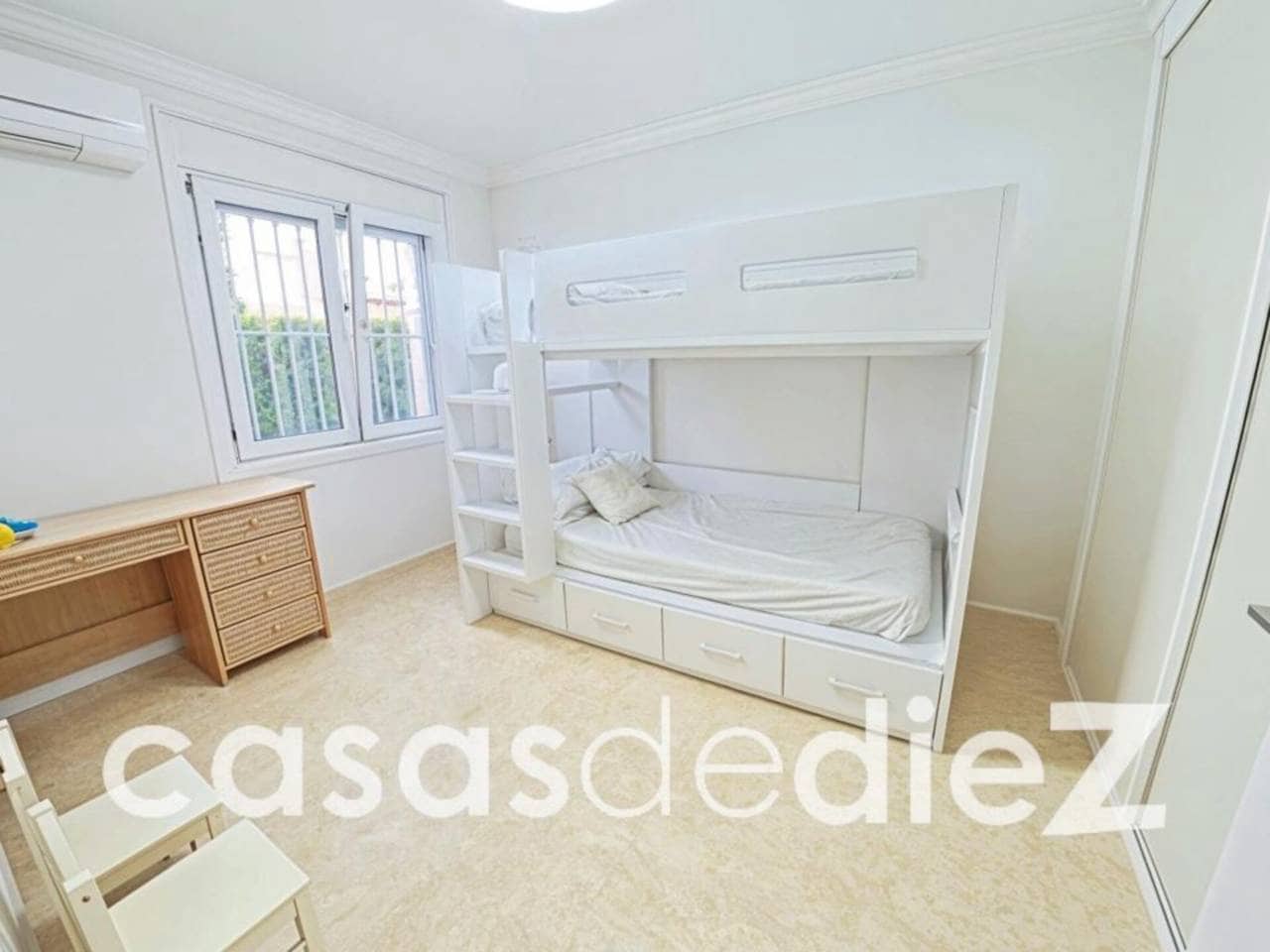 Chalet de 3 habitaciones en Oliva Nova en venta con piscina - 640.000 € (Ref: 9714367)