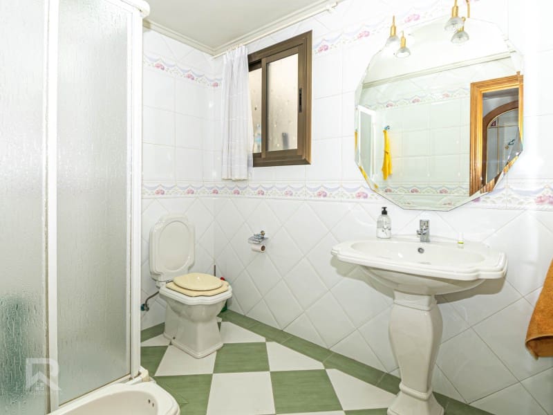 7 soveværelse Byhus til salg i Oliva med garage - € 285.000 (Ref: 8652925)