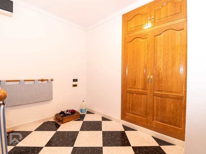 7 soveværelse Byhus til salg i Oliva med garage - € 285.000 (Ref: 8652925)