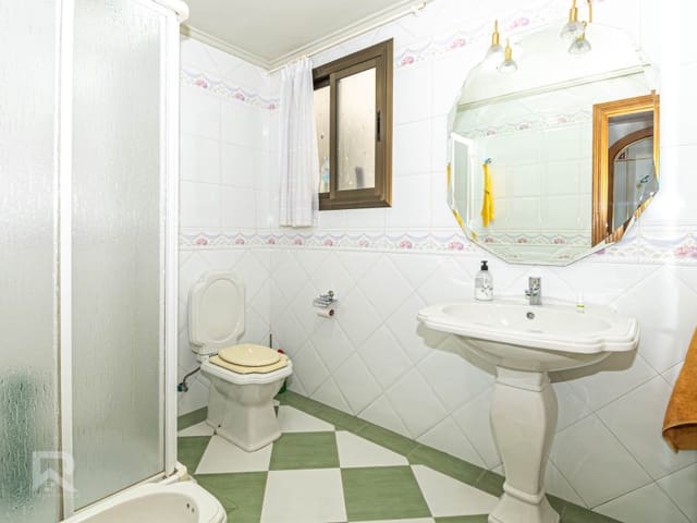 7 bedroom Townhouse for sale in Oliva Pueblo, Oliva with garage - € 285,000 (Ref: 8652925)