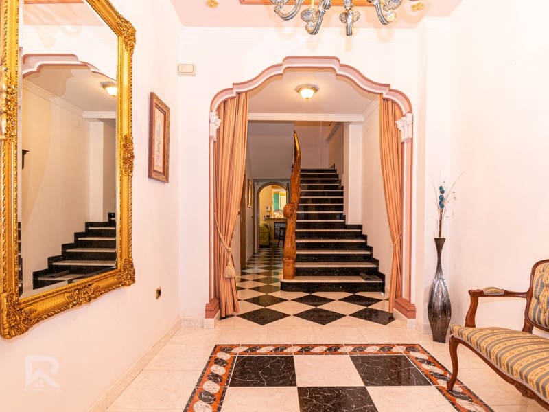 7 soveværelse Byhus til salg i Oliva med garage - € 285.000 (Ref: 8652925)