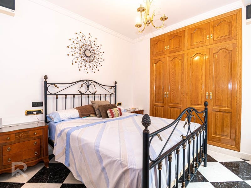 7 soveværelse Byhus til salg i Oliva med garage - € 285.000 (Ref: 8652925)