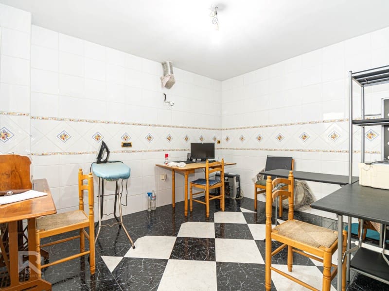 7 soveværelse Byhus til salg i Oliva med garage - € 285.000 (Ref: 8652925)