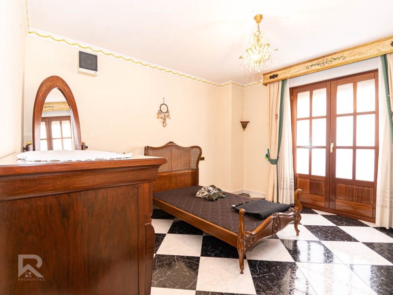 7 soveværelse Byhus til salg i Oliva med garage - € 285.000 (Ref: 8652925)