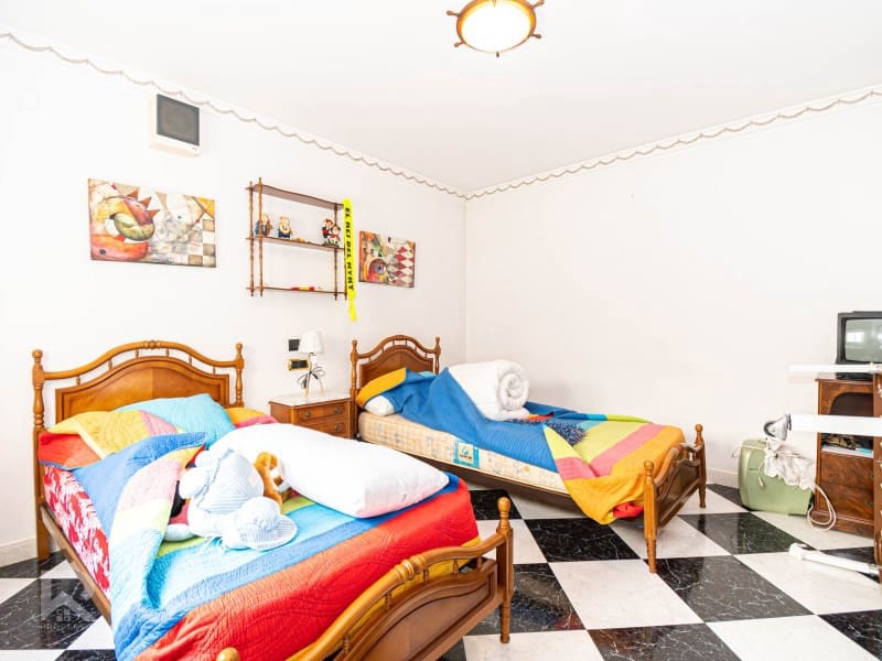 7 soveværelse Byhus til salg i Oliva med garage - € 285.000 (Ref: 8652925)