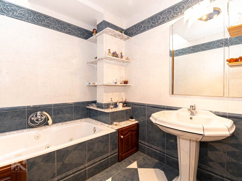 7 soveværelse Byhus til salg i Oliva med garage - € 285.000 (Ref: 8652925)