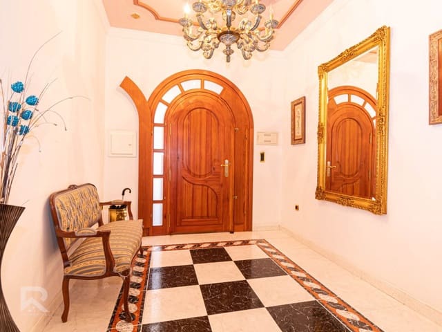 7 bedroom Townhouse for sale in Oliva Pueblo, Oliva with garage - € 285,000 (Ref: 8652925)