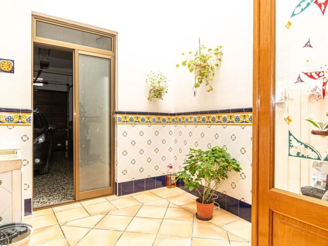 7 bedroom Townhouse for sale in Oliva Pueblo, Oliva with garage - € 285,000 (Ref: 8652925)