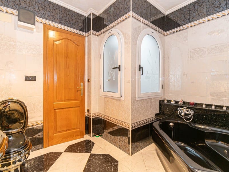 7 soveværelse Byhus til salg i Oliva med garage - € 285.000 (Ref: 8652925)