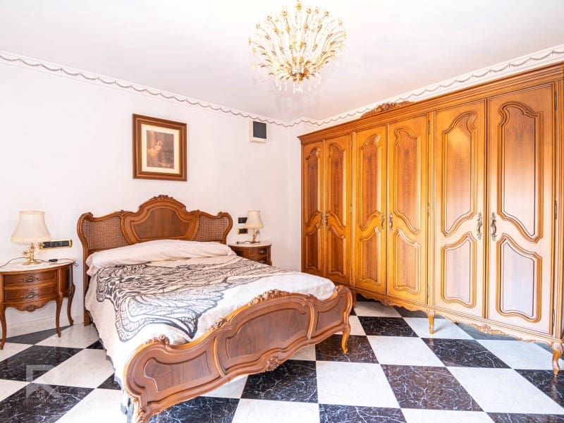 7 soveværelse Byhus til salg i Oliva med garage - € 285.000 (Ref: 8652925)